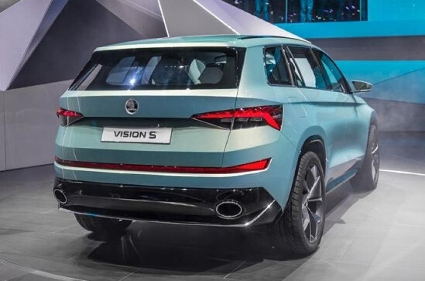 skoda kodiaq rear angle