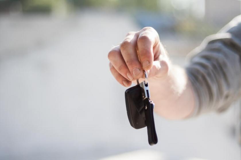 male hand with car key 